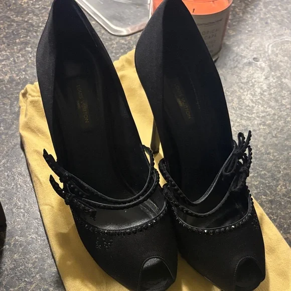 Louis Vuitton Elegant Black Peep-Toe Heels - Picture 4 of 5